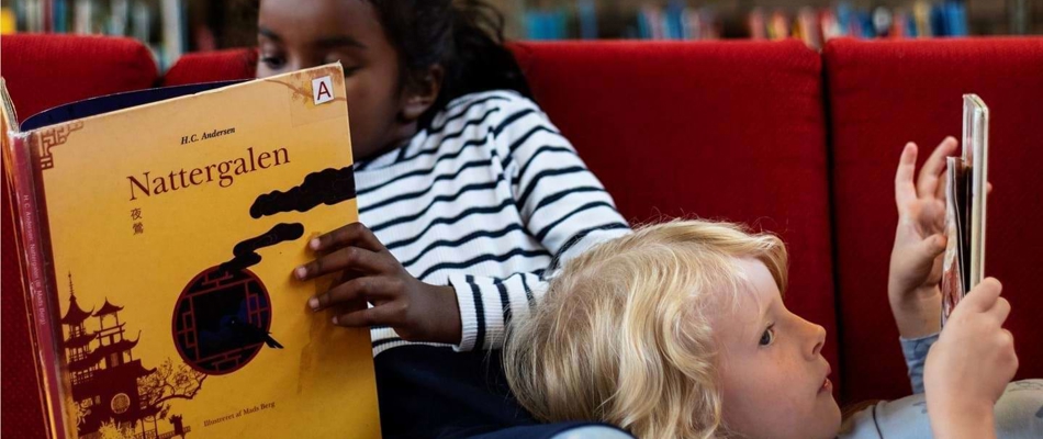 2 børn læser på skolebiblioteket