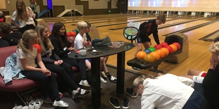 Børn spiller Bowling - Kragelundskolen